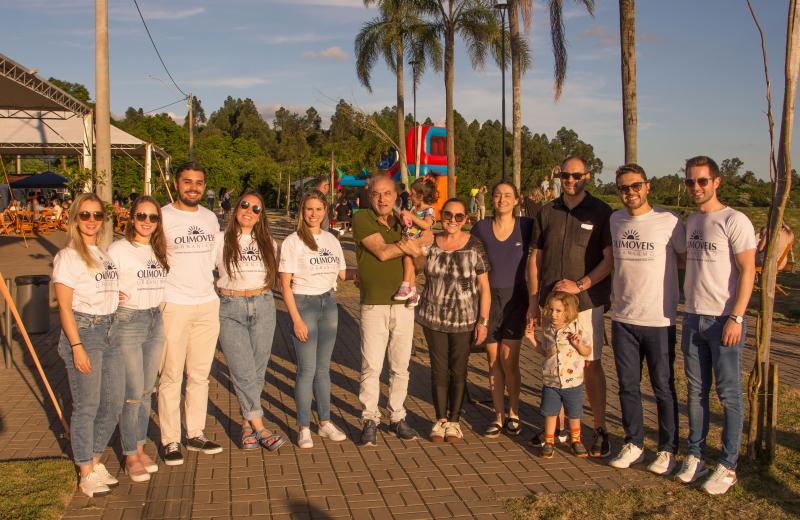 Família Oliveira e parte da equipe da Olimóveis Urbanismo celebrando a entrega oficial do Loteamento Parque do Vale (Foto: Leonardo Boufleur Fotografias)