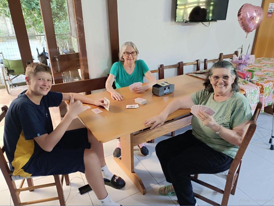 Família unida jogando carteado