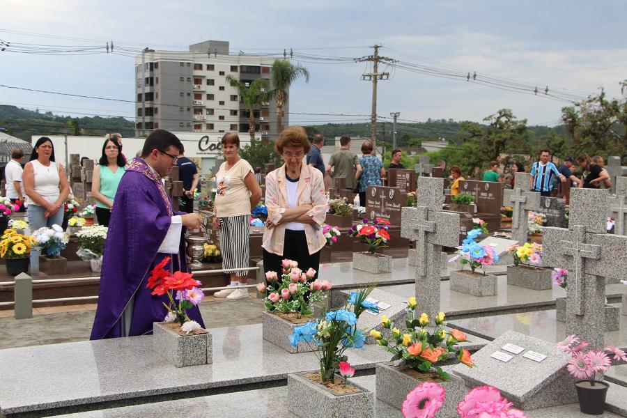 Fiéis acompanharam a bênção das sepulturas