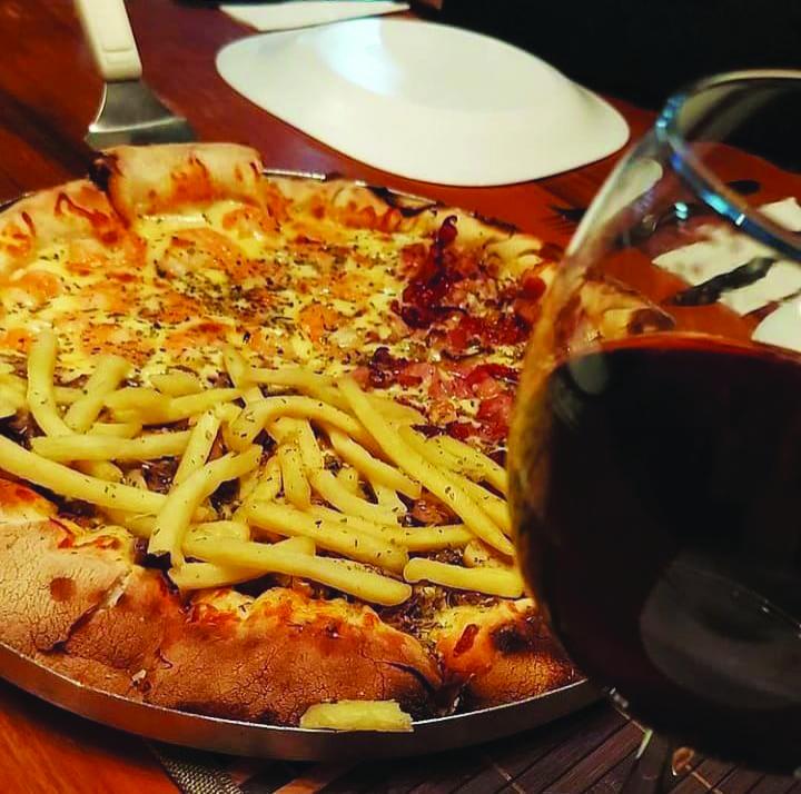 Franari Pizzaria – Filé com fritas, com 6 queijos e calabresa