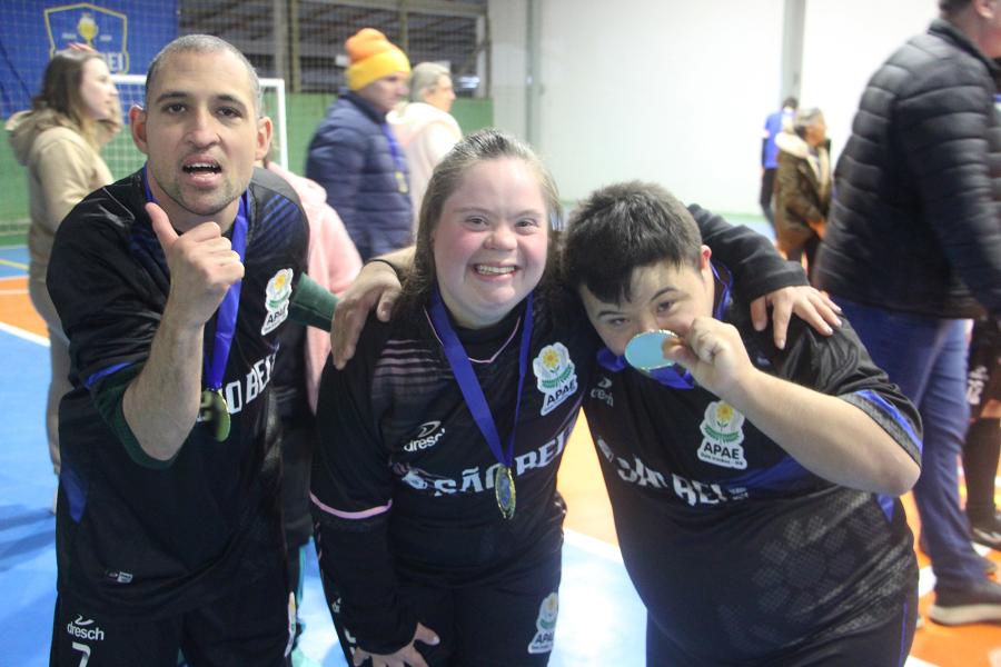 Garotada da APAE fez festa com suas medalhas