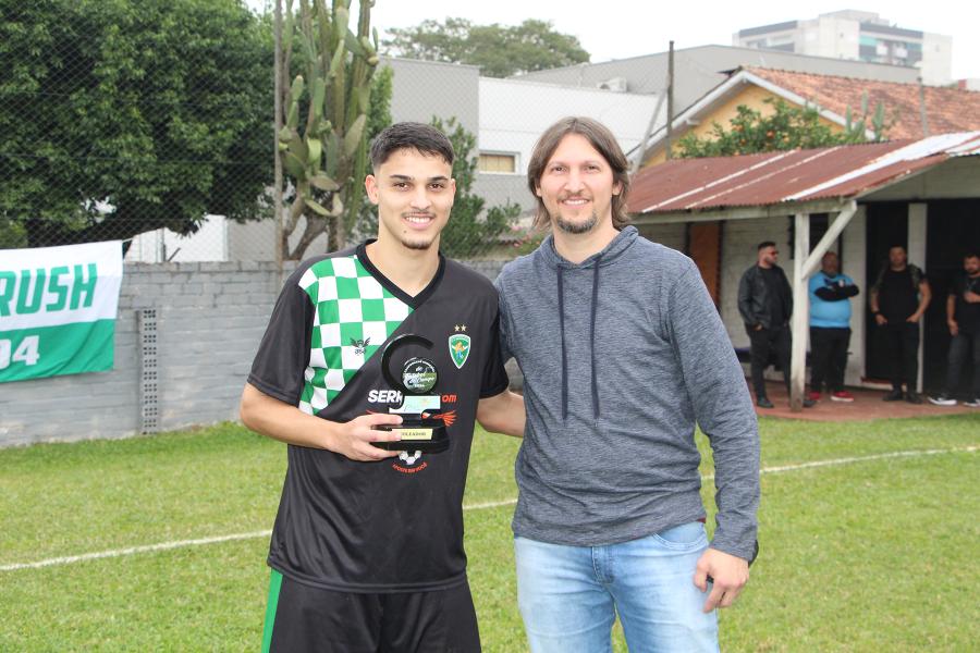 Goleador do campeonato com 12 gols, Kauê Lautharte, do Green Brush, recebeu a premiação do pai, Édio