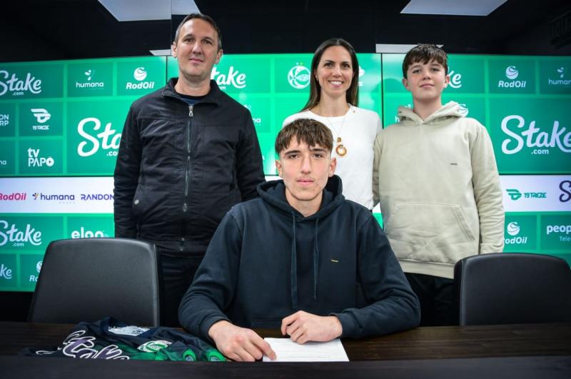 Guilherme assinou seu primeiro contrato acompanhado dos pais Carlos e Cíntia e do irmão Vinícius