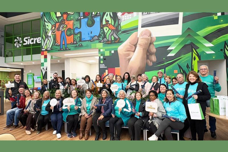 Grupo de 38 idosos conclui curso voltado ao uso seguro de smartphones