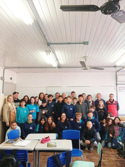 Grupo de intercambistas com a turma do 7º ano da Felippe Wendling