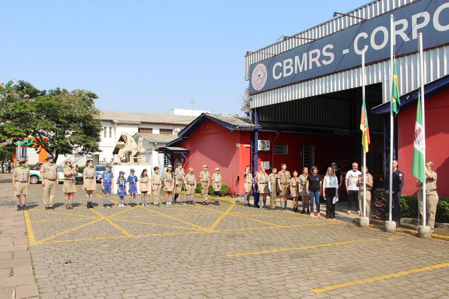 Grupos escoteiros da cidade participaram da solenidade