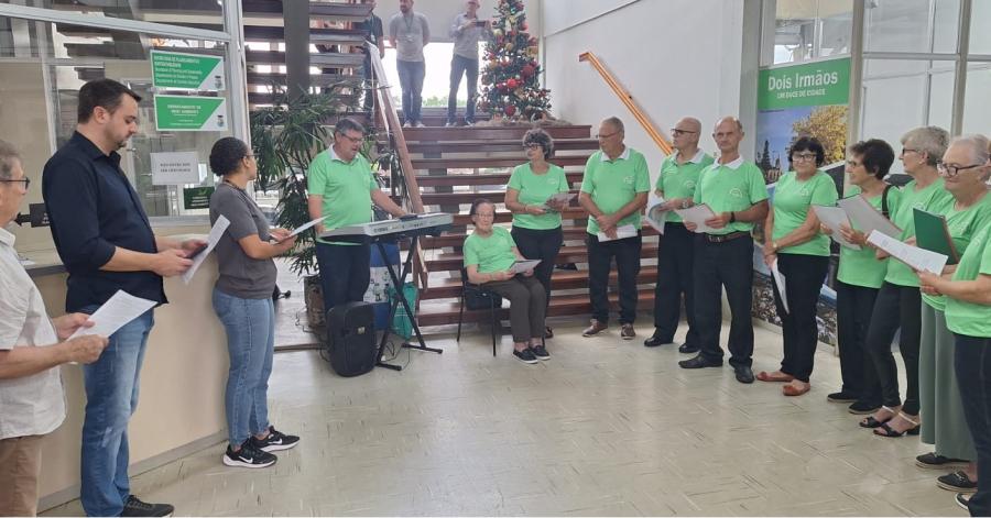 Idosos estiveram na prefeitura na terça (Foto: Divulgação / PMDI)