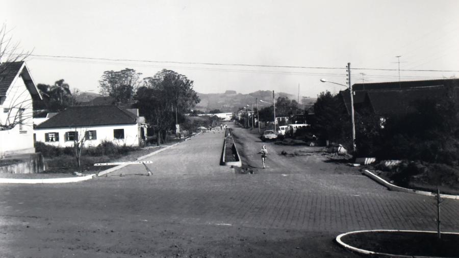 Imagem da Avenida 25 de Julho a partir do cruzamento com a Avenida Irineu Becker