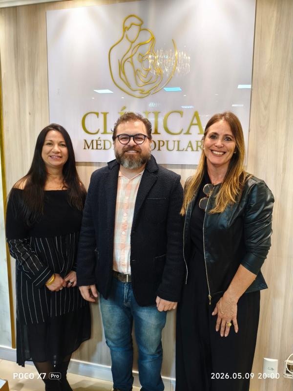 Inaugurou no dia 9 de maio a Clínica Médica Popular na Rua Gramado, 399, salas 01 e 02, no Centro de Dois Irmãos. Na foto, as sócias Magna Mendonça e Fernanda Ranghetti com o responsável técnico Dr. Augusto Rafael Lengler Vargas