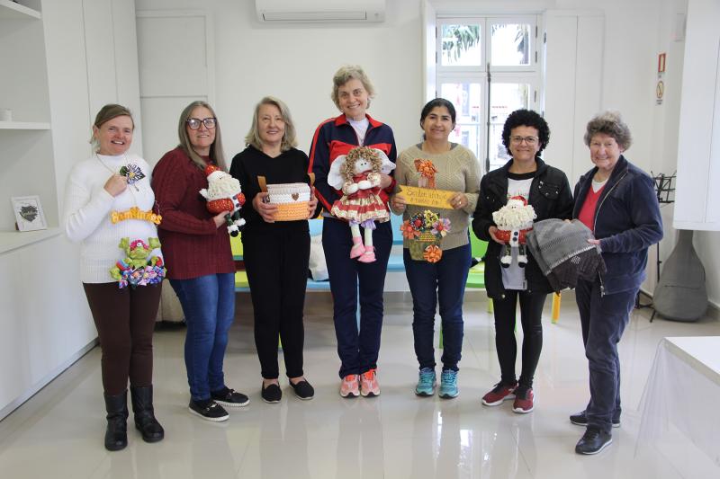 Voluntárias fazem artesanato para arrecadar recursos em prol do instituto. Na foto, Inês, Stela, Clarice, Ana, Francisca, Zenilda e Vera