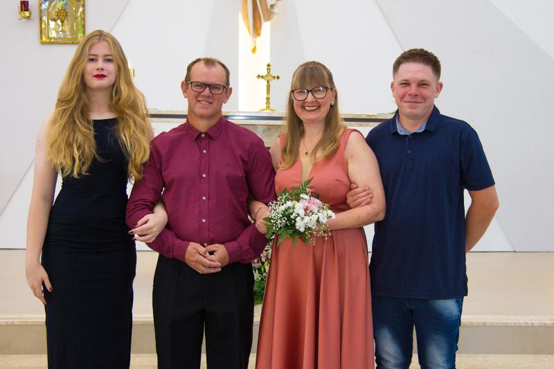 Janete Mevius e Henrique Schmidt oficializaram seu casamento no dia 6/11. Na foto com os filhos Ana Paula Schmidt e Christofer Felipe Froehlich (Foto: Leonardo Boufleur)