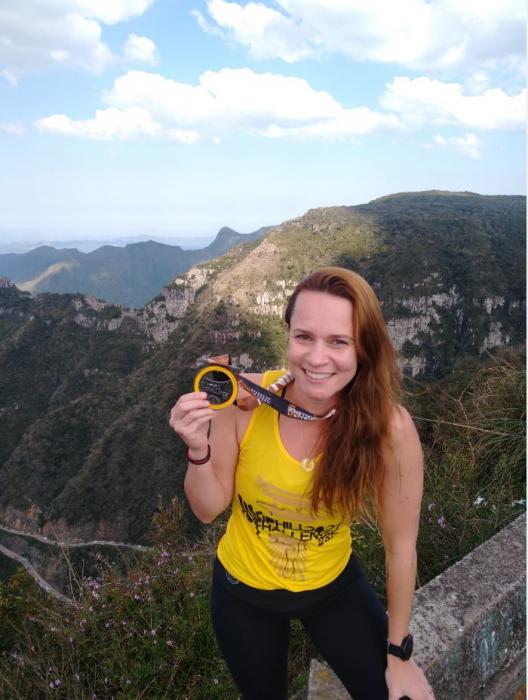 Jéssica exibe com orgulho a medalha de participação na Uphill Challenge 25k