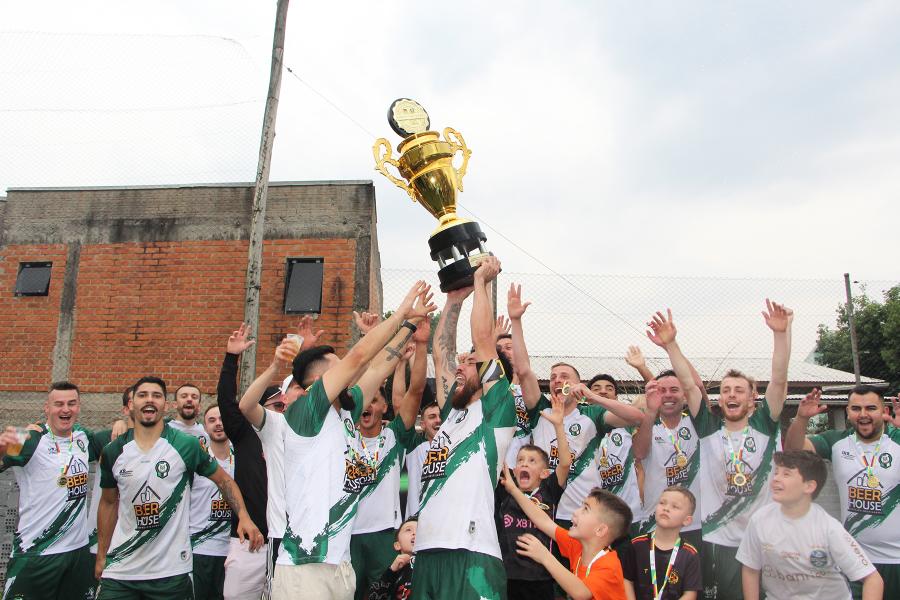 Jogadores erguem o troféu e comemoram