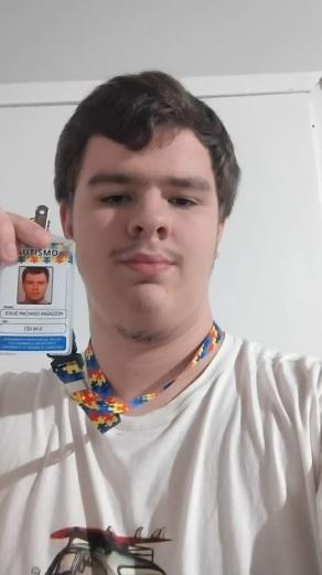 Josué com seu cordão de identificação