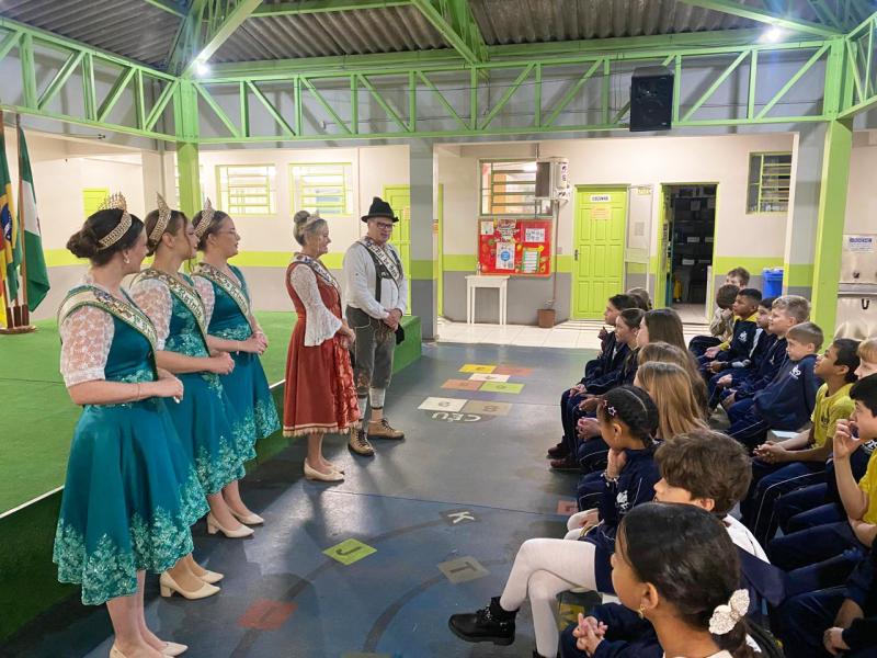 Kerb nas Escolas leva história e tradições da festa do padroeiro aos estudantes