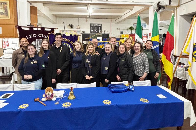 Nova diretoria do LEO Clube e associados do Lions Clube (Fotos: Divulgação)