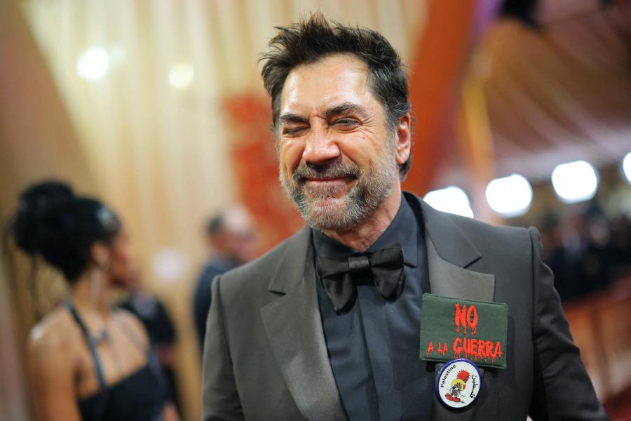 Liberdade à Palestina, diz Javier Bardem ao apresentar Oscar de melhor filme internacional; ator também usou broche especial contra guerra no Oriente Médio
