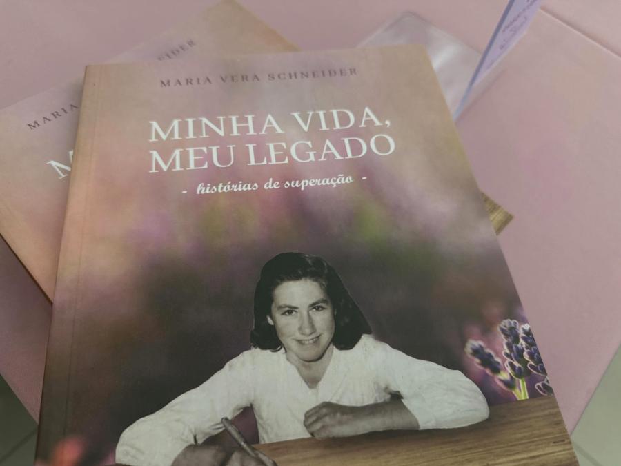 Livro da professora Vera Schneider teve lançamento no sábado