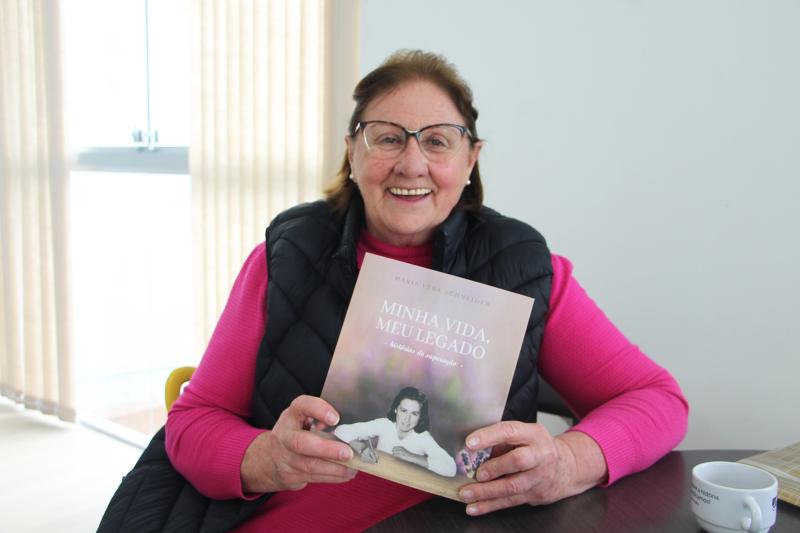 Livro recém-lançado destaca vida e legado da professora Maria Vera Schneider