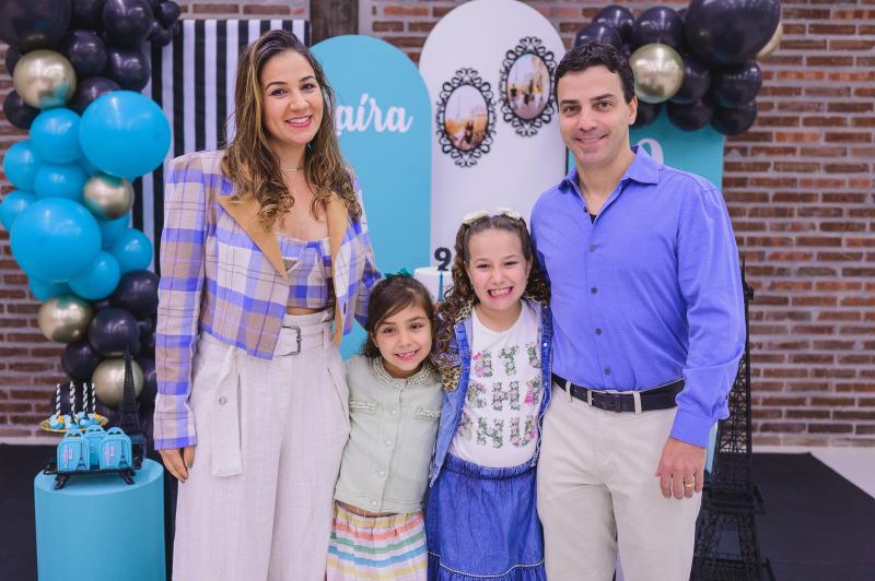 Maíra Fischer completou 9 anos e comemorou com festa no dia 7 de novembro. Na foto, com os pais Milena e João Paulo e da irmã Amanda