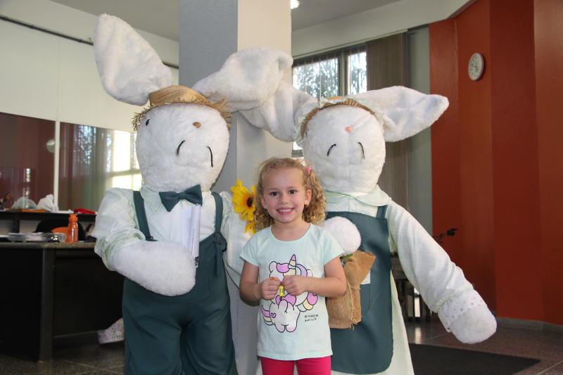 Marina Birk, de 3 anos, visitou o JDI e posou para a foto ao lado dos coelhos da Páscoa