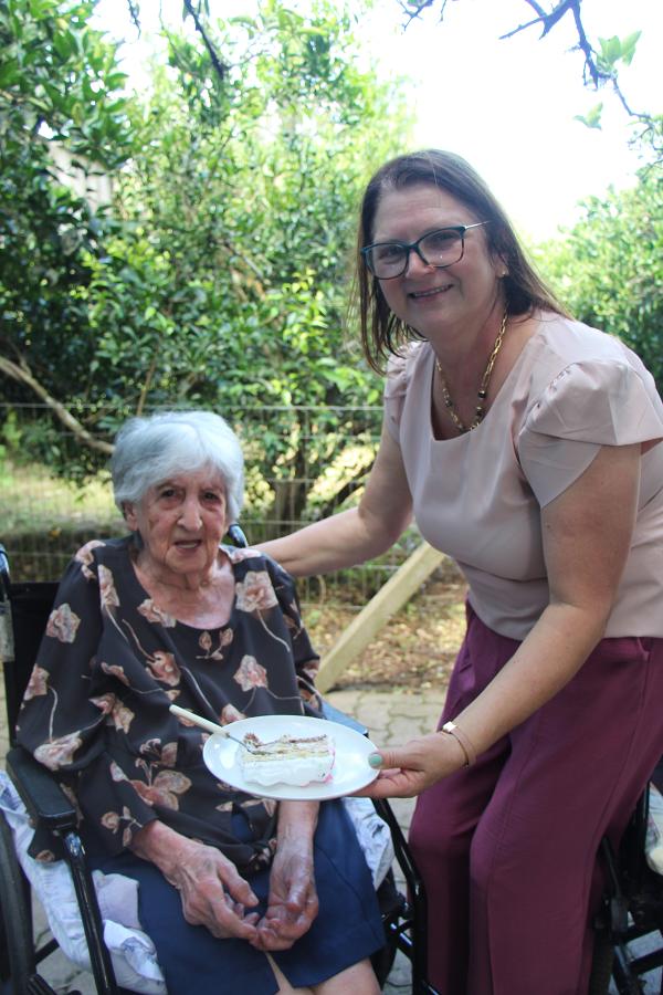 Marsia da Silva, de 96 anos, é a moradora mais longeva do lar e ganhou o primeiro pedaço de torta