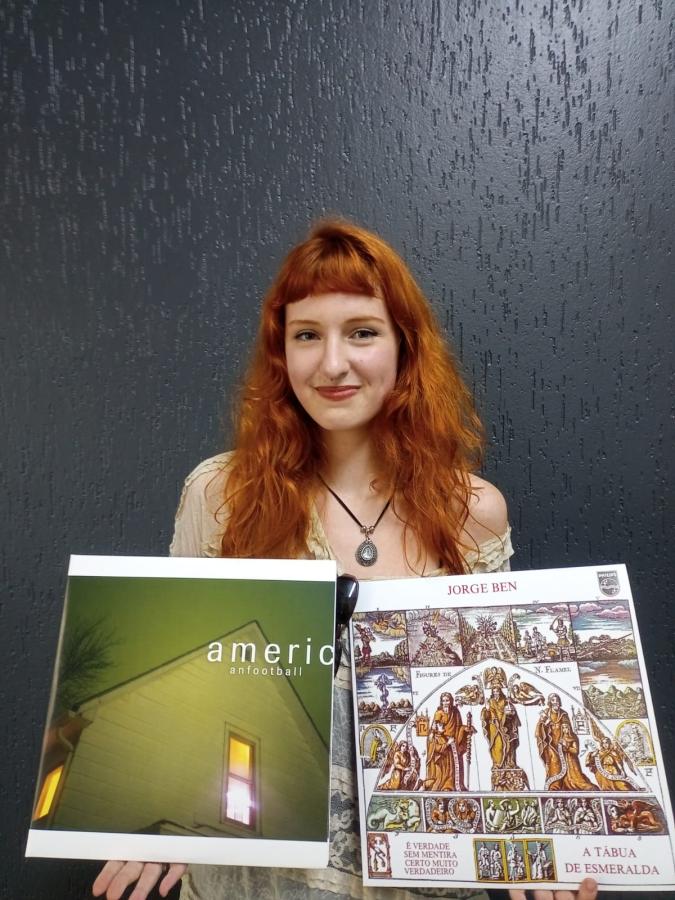 Melina Rebuske Welter e dois de seus discos de vinil