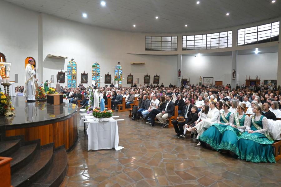 Missa festiva lotou a Igreja Matriz (Foto: Divulgação / PMDI)