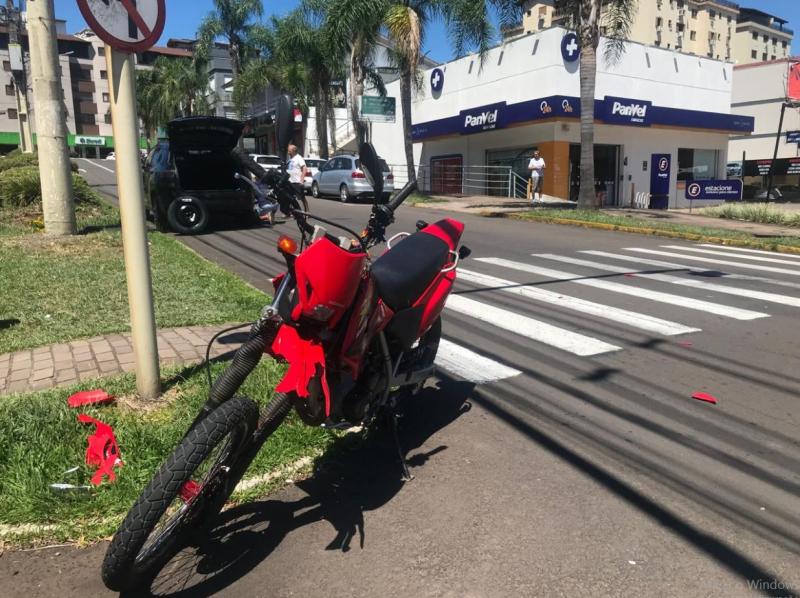 Motociclista fica ferido em acidente na Av. Irineu Becker