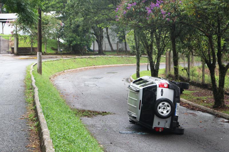 Carro ficou tombado na pista