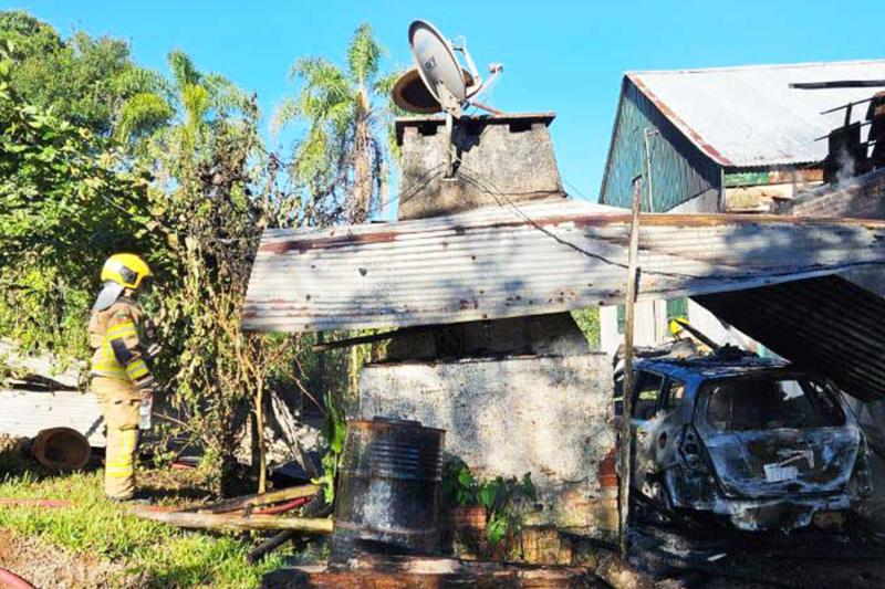 Mulher queima lixo em churrasqueira e fogo atinge carro e casa