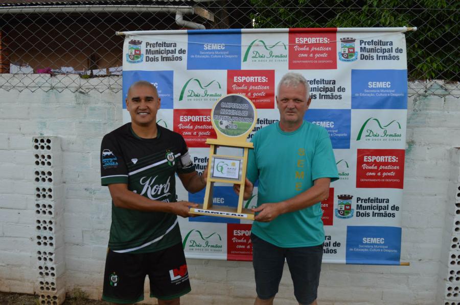 Néio recebeu o troféu de campeão pelo Los Guapos