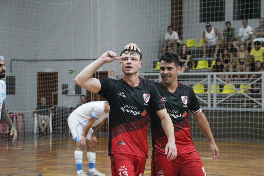 Nenê foi o destaque do River, com quatro gols na partida