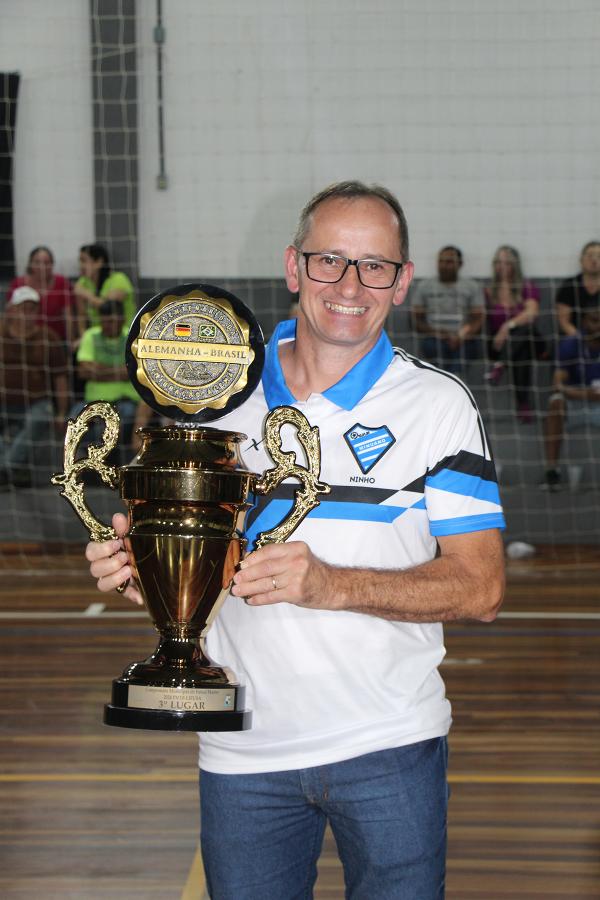 Ninho recebeu troféu de 3º lugar em nome do Minuano