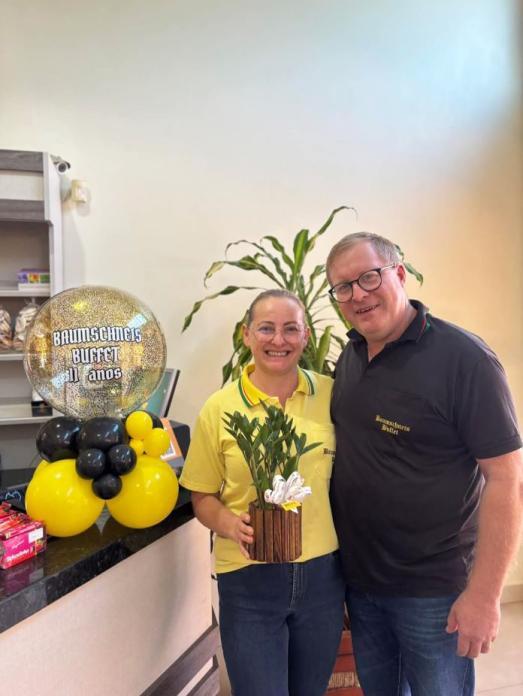 No dia 11 de abril, o Restaurante Baumschneis completou 11 anos. Parabéns ao casal Neisa Inês Bourscheid Kaefer e Gilberto Nélio Kaefer pelo sucesso!
