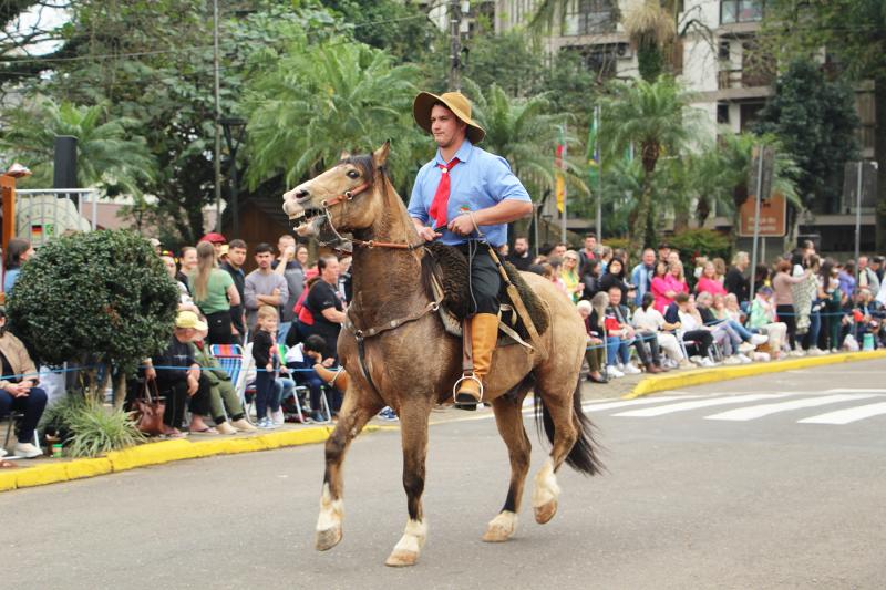 No dia 7/9, Júnior Lauck Reinehr participou do Desfile Cívico de Dois Irmãos com o cavalo Galponeiro, da raça Crioulo