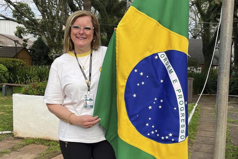 No Dia do Professor, secretária Denise destaca qualidade da educação dois-irmonense