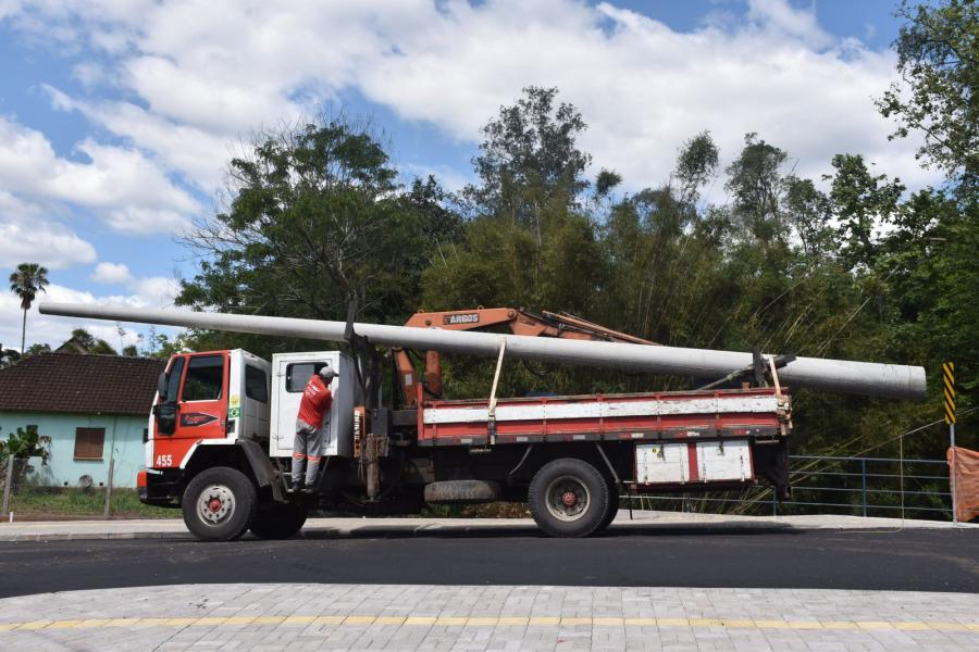 Novos postes estão sendo instalados (Foto: Divulgação / PMDI)