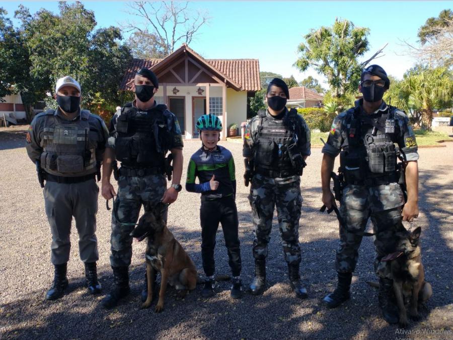 O garoto Claudir, de 11 anos, posou para a foto ao lado dos militares