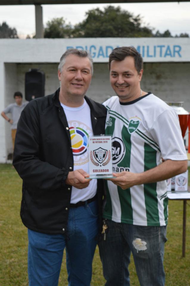 Odair, do Gaúcho, recebeu o troféu de goleador em nome do atleta Douglas, que fez 10 gols