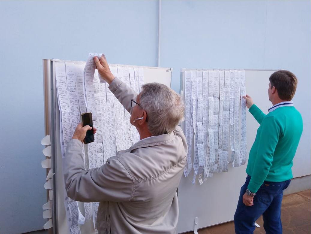 Eleitores conferem a votação no Cartório Eleitoral