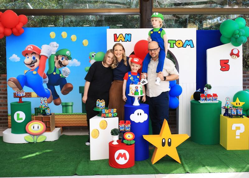 Os gêmeos Ian e Tom completaram 5 anos no dia 30 de julho, com festa em 1º de agosto. Na foto, com os pais Amanda Acker e Emerson Alex Smaniotto, e o irmão Ben