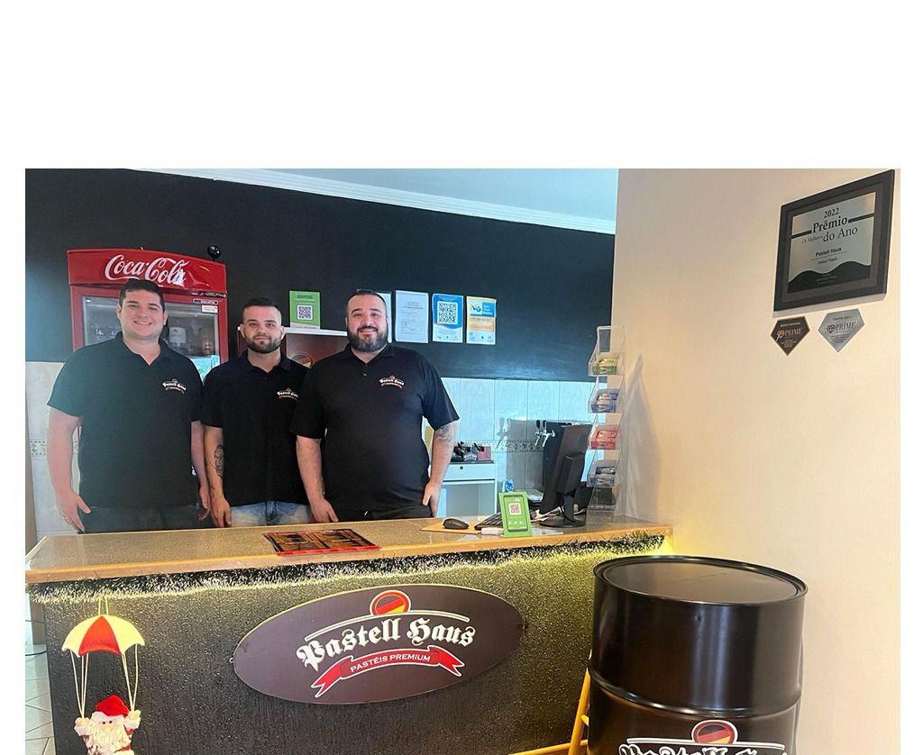 Os irmãos proprietários da Pastell Haus: João Vitor, Lucas e Diego 