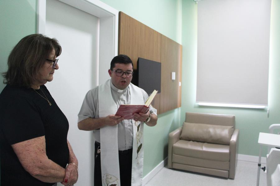 Padre Alex deu a bênção ao novo espaço