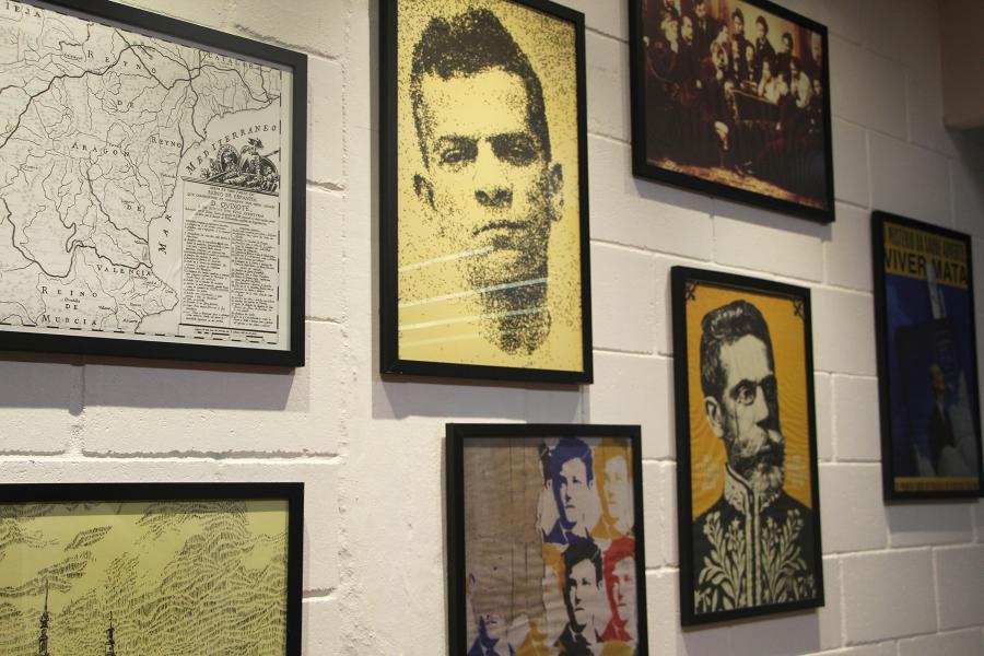 Papéis de embrulho viram lindas obras emolduradas 
