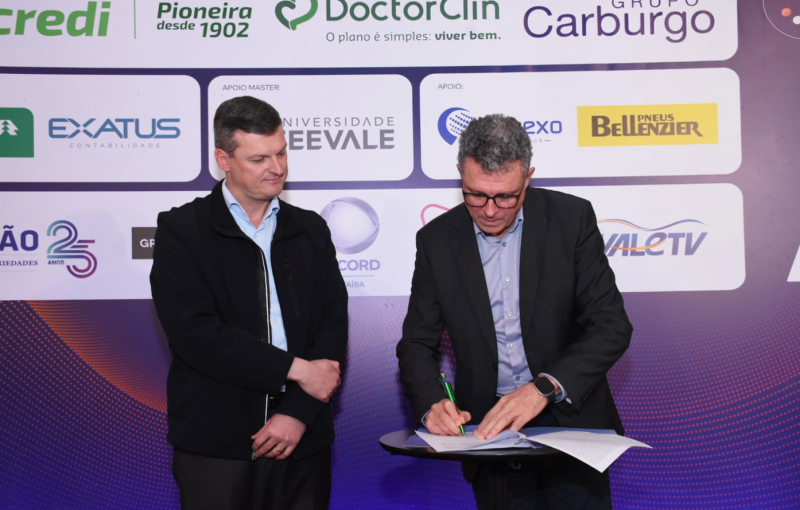 Luiz César Wazlawick, da Sicredi Pioneira, e Robinson Klein, da (ACI (Fonte: ACI-NH/CB/EV/DI/IV – Foto: Divulgação)