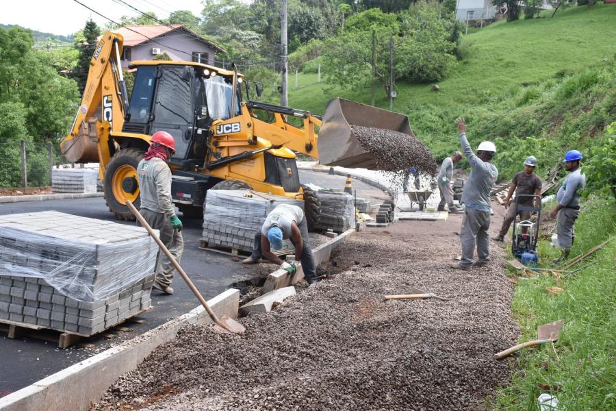 Pavimentação do passeio público está em andamento (Foto: Divulgação / PMDI)