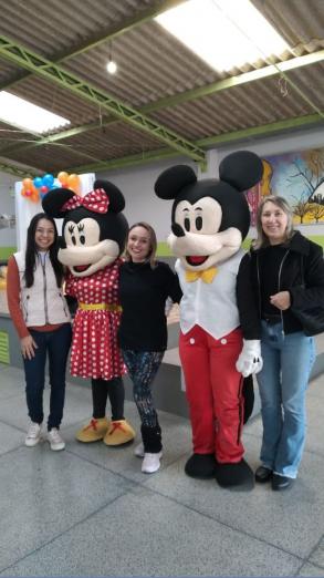 Personagens Mickey e Minnie animaram o evento