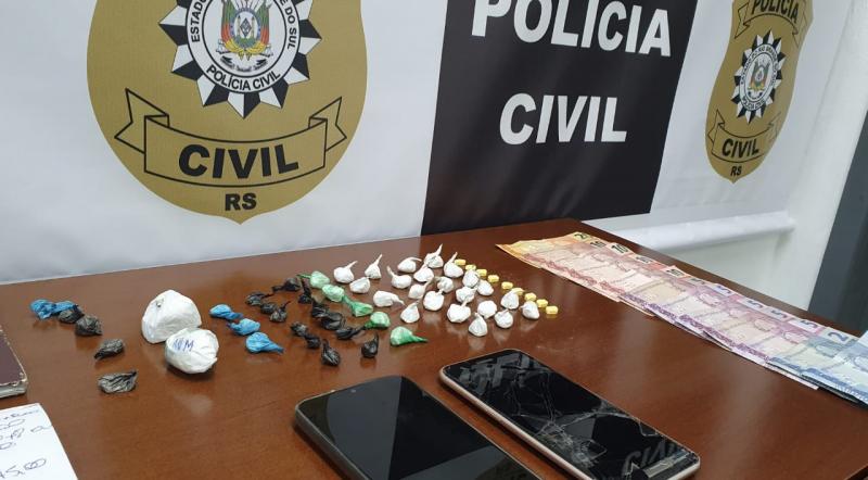 Ação resultou na apreensão de droga e prisão de três pessoas (Foto: Polícia Civil / Divulgação)