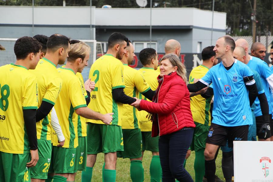 Prefeita Carla prestigiou abertura e cumprimentou as equipes